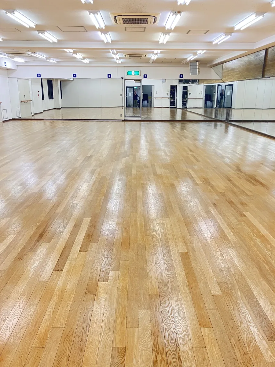 明るく滑らかに整った施工後のスタジオ床