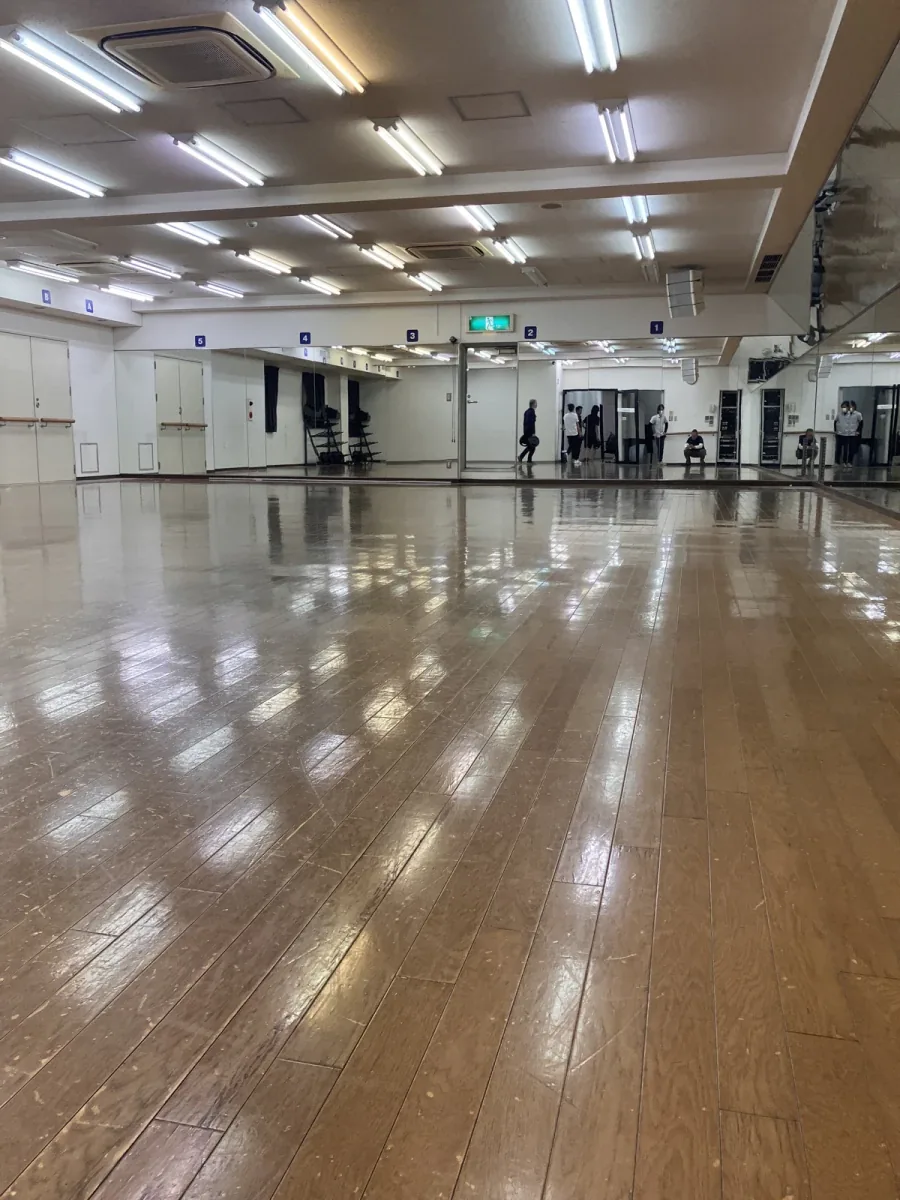 傷やくすみが目立つ施工前のスタジオ床